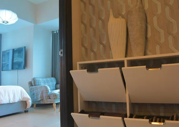 Apartment Muji Style 2br With Free Parking Bgc *